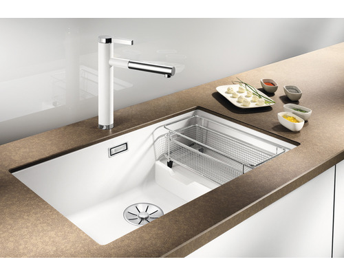 Spüle mit Abtropfschale und Wasserhahn auf einer Küchentheke