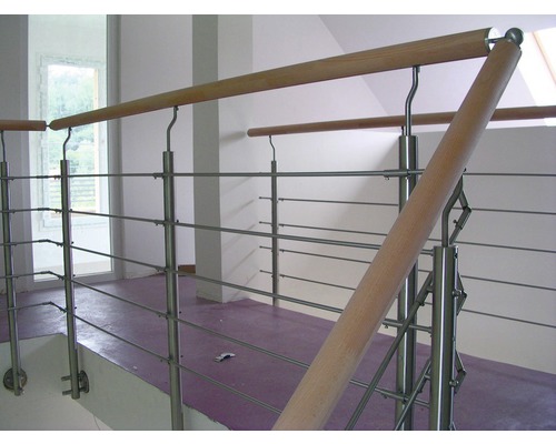 Innenaufnahme eines Treppenhauses mit einem Geländer aus Edelstahl und Holz.