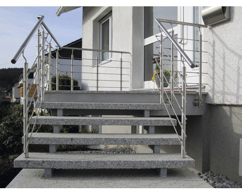 Außentreppe mit Edelstahlgeländer vor einem Gebäude