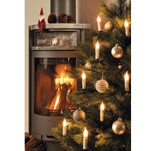 Kamin mit brennendem Feuer und geschmücktem Weihnachtsbaum