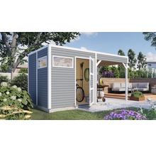 Garten Szene mit Gerätehaus, Gartengeräten, Grill und Sitzgruppe auf Terrasse