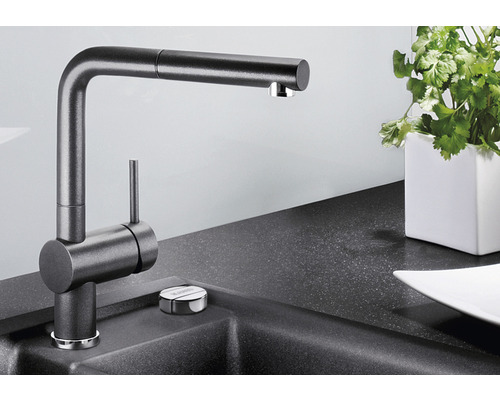 Küchenarmatur mit herausziehbarer Brause auf einer Küchentheke