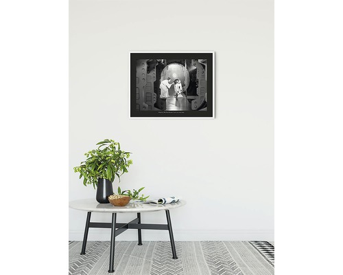 Gerahmtes Bild von zwei Personen und einem Roboter