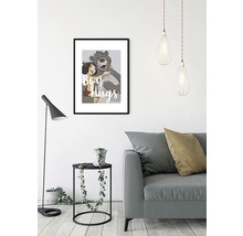 Dekoratives Bild mit dem Bären Balu und Mogli mit dem Text Bärenumarmung in einem Wohnzimmer.