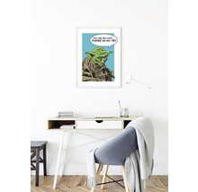 Gerahmtes Yoda-Poster über einem Schreibtisch