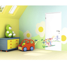 Helles Kinderzimmer mit Spielzeug und einer weißen Tür mit Kinderzeichnungen
