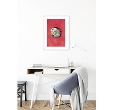 Dekoratives Bild mit einem Helm an einer Arbeitsstation