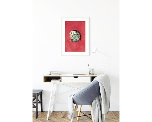 Dekoratives Bild mit einem Helm an einer Arbeitsstation