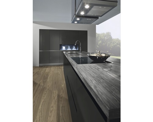 Moderne Küche mit Kücheninsel, Spüle, Dunstabzugshaube und Einbauschränken.