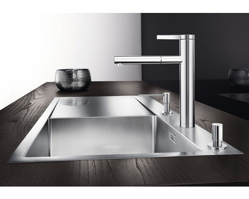 Edelstahlspüle mit Armatur und Spülmittelspender auf dunkler Arbeitsplatte