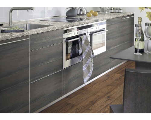 Moderne Küche mit Einbauschränken, Spüle, Kochfeld und Backofen.