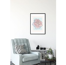 Dekoratives Zimmer mit Sessel und gerahmtem Rosenbild