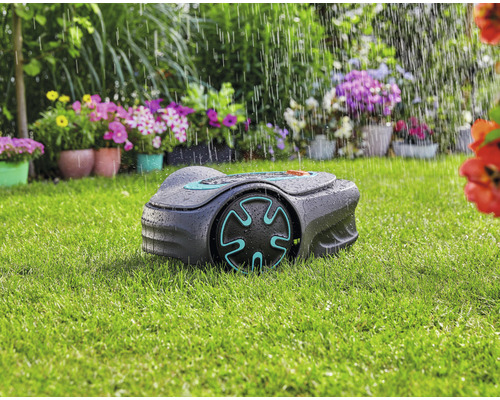 Rasenmäher Roboter im Einsatz bei Regen im Garten.