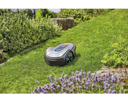 Gardena Mähroboter auf einer Rasenfläche im Garten.