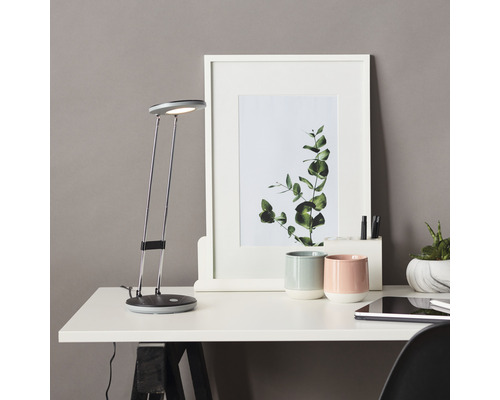 Schreibtisch mit Schreibtischlampe, Bild und Dekoration