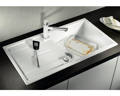 Spüle mit Armatur, Abtropffläche und Spülbecken auf einer Arbeitsplatte