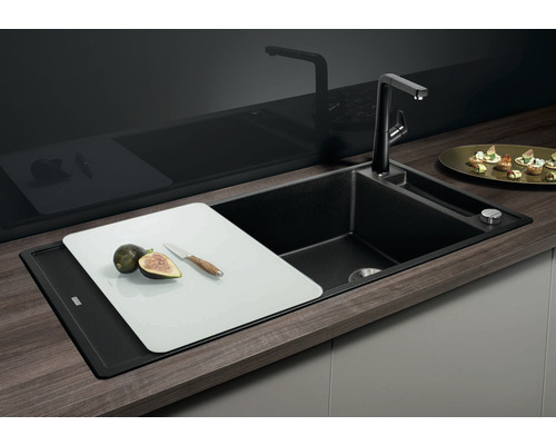 Spüle mit Armatur und Schneidebrett