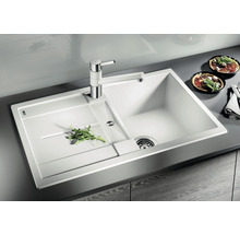 Spüle aus Kunststoff mit Abtropffläche und Wasserhahn