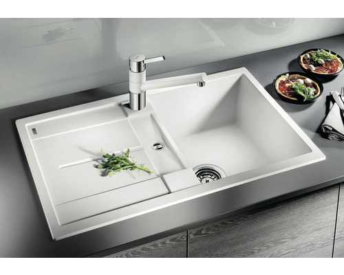 Spüle aus Kunststoff mit Abtropffläche und Wasserhahn