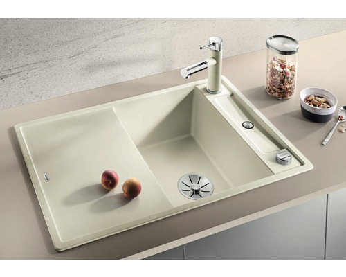 Beige Küchenspüle mit Abtropffläche, Armatur und Abfluss
