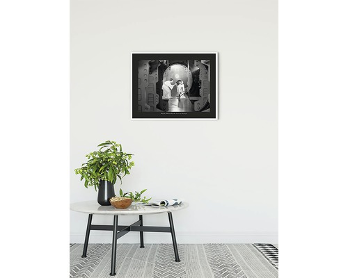 Gerahmtes Schwarzweißfoto mit Szene aus Star Wars an einer Wand über einem Tisch