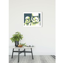 Dekoratives Bild mit zwei Star Wars Sturmtruppen in einem Rahmen über einem Tisch mit Dekoration.