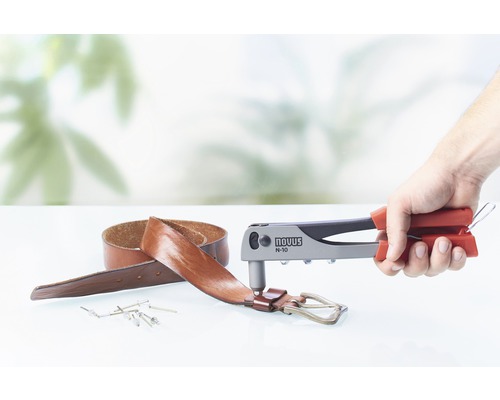 Novus Nietzange N-10 mit Niete an einem Ledergürtel