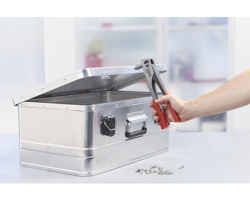 Geöffnete Aluminiumbox mit Blindnietzange und Nieten