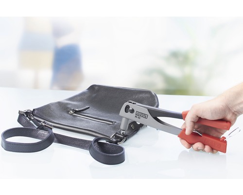 Novus Nietzange N-10 im Einsatz an einer Handtasche