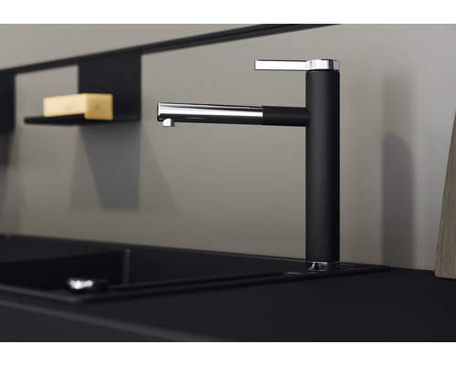 Küchenarmatur in Schwarz und Silber am Spülbecken