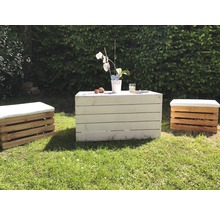 Gartenmöbel-Set aus Holzkisten mit Tisch und Hockern auf einer Rasenfläche