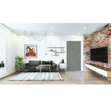 Helles Wohnzimmer mit Sofa, Teppich und Ziegelwand