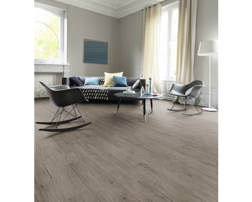 Wohnzimmer mit Laminatboden in Holzoptik, Sofa und Sesseln