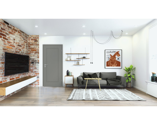 Wohnzimmer mit gemauerter Wand, Fernseher, Tür, Sofa und Teppich.