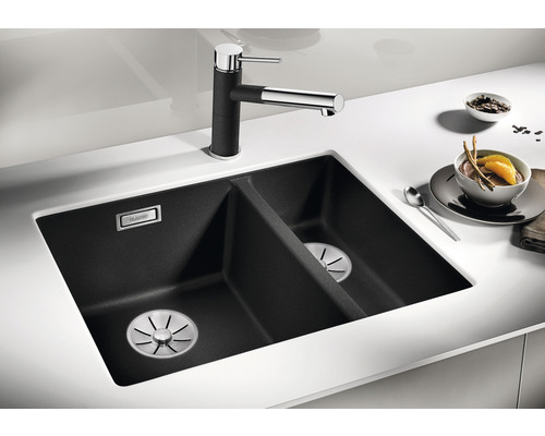 Spüle mit zwei Becken aus Granit und Wasserhahn