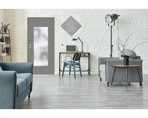 Wohnzimmer mit grauer Innentür mit Glaseinsatz, Sofas, Schreibtisch und Dekor