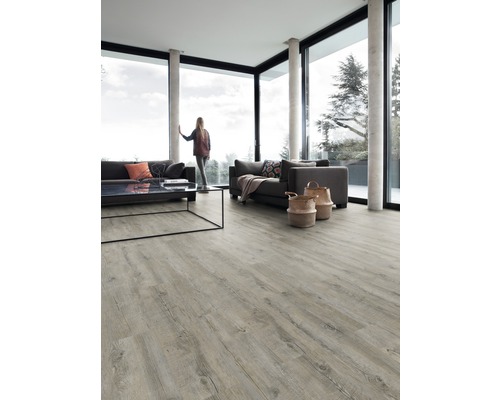 Heller Wohnraum mit großem Fenster, Sofas, Tisch und hellem Holzboden