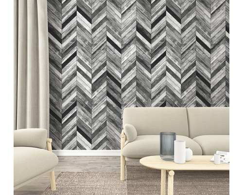 Wohnzimmer mit Fischgrät Tapete in Holzoptik, Sofa und Teppich