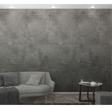 Wohnzimmer mit grauer Betonoptik Tapete, Sofa und Tischlampe