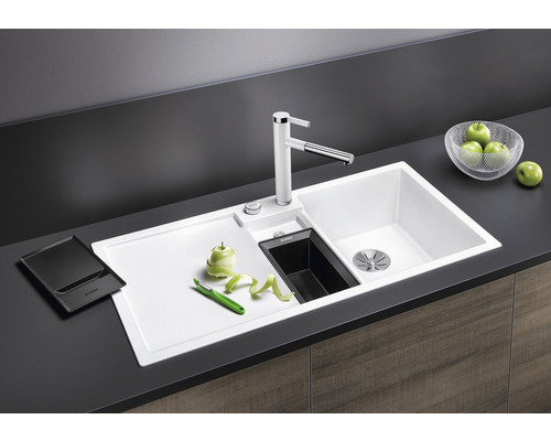 Küchenspüle mit Abtropffläche, Armatur und Zubehör auf einer Arbeitsplatte