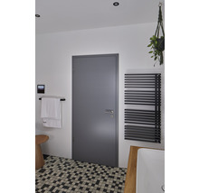 Modernes Badezimmer mit Tür, Heizkörper, Handtuch und Mosaikfliesen