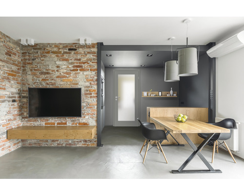 Modernes Wohnzimmer mit Ziegelwand, Fernseher, Holztisch und Stühlen