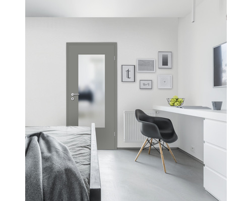Modernes Schlafzimmer mit grauer Innentür und Milchglaseinsatz