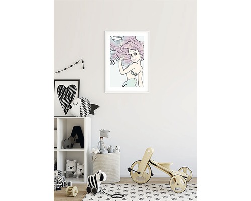 Kinderzimmer mit Regal, Spielzeug und einem gerahmten Bild von einer Meerjungfrau an der Wand