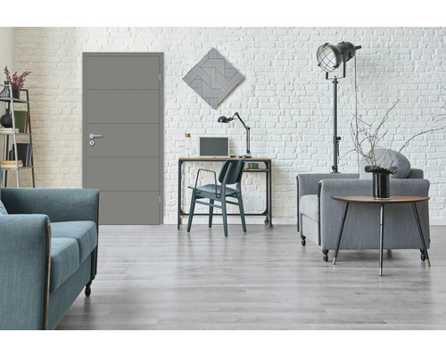 Modern eingerichtetes Wohnzimmer mit grauer Innentür