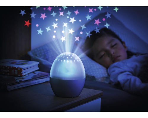 Nachttischlampe mit Sternenprojektion neben einem schlafenden Kind