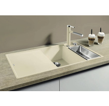 Spüle aus Quarzsand mit Abtropffläche und Wasserhahn auf einer Arbeitsplatte
