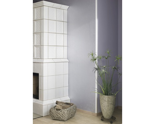 Gekachelter Kamin mit Holzlagerkorb und Zimmerpflanze