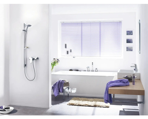 Helles Badezimmer mit Badewanne, Waschtisch und Duscharmatur