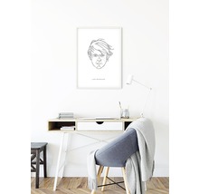 Szene mit einem Schreibtisch mit Stuhl und einem gerahmten Porträt an der Wand